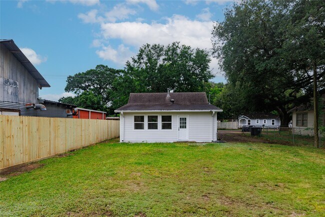 Photo - 704 W Willis St