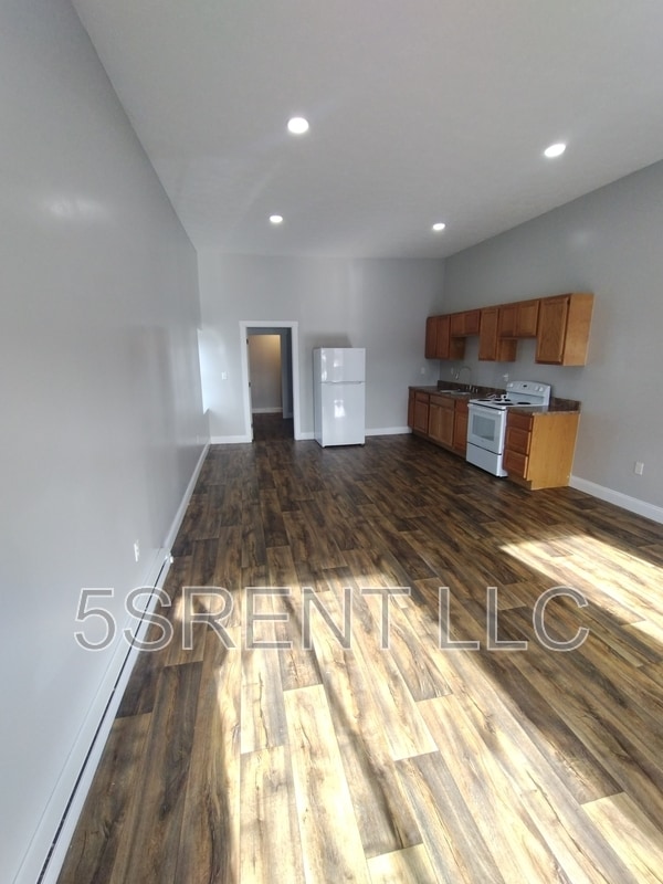 Building Photo - 22 E Main St Unit A