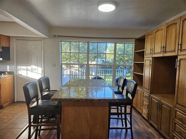 Building Photo - 2835 Plunkett St