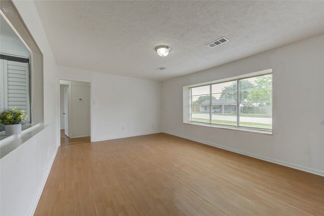 Photo - 2205 Kingsdale Dr