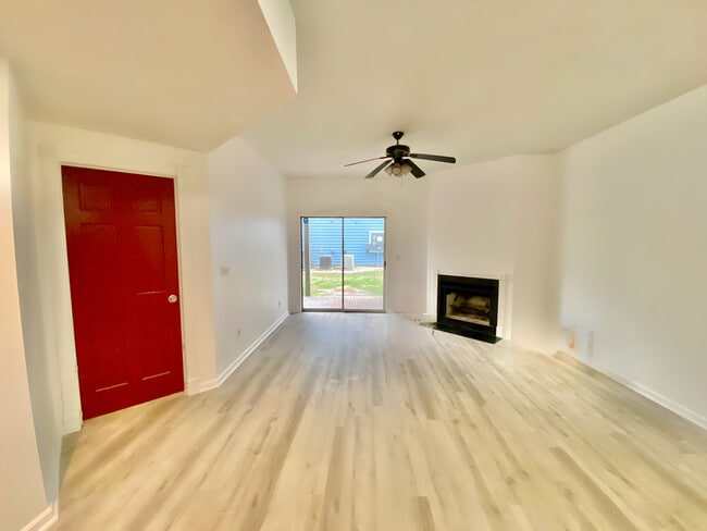 Building Photo - 4240 Wilshire Blvd Unit 102