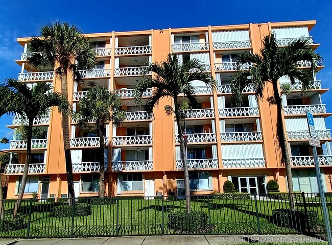 Building Photo - 15 S Golfview Rd Unit 504