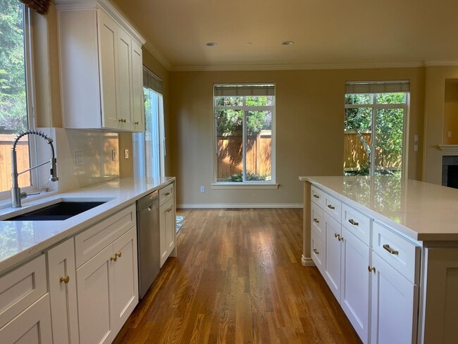Building Photo - CLICK "REQUEST A TOUR" NOW! Rental