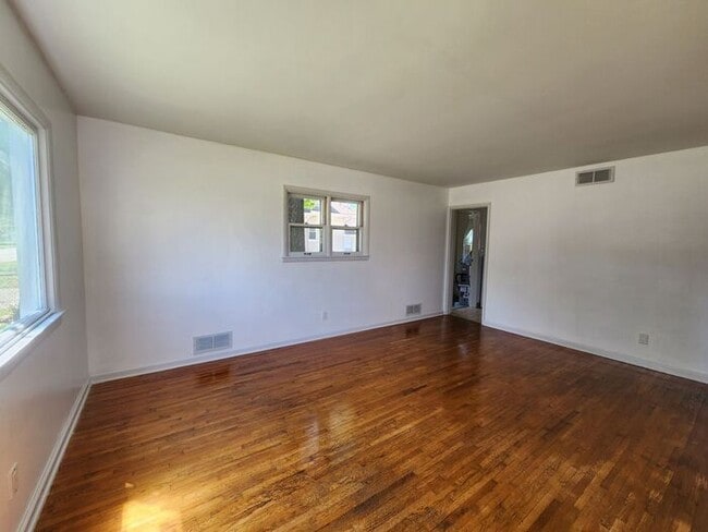 Building Photo - 2-bedroom home on the southeast side of town offers great space in a convenient location!