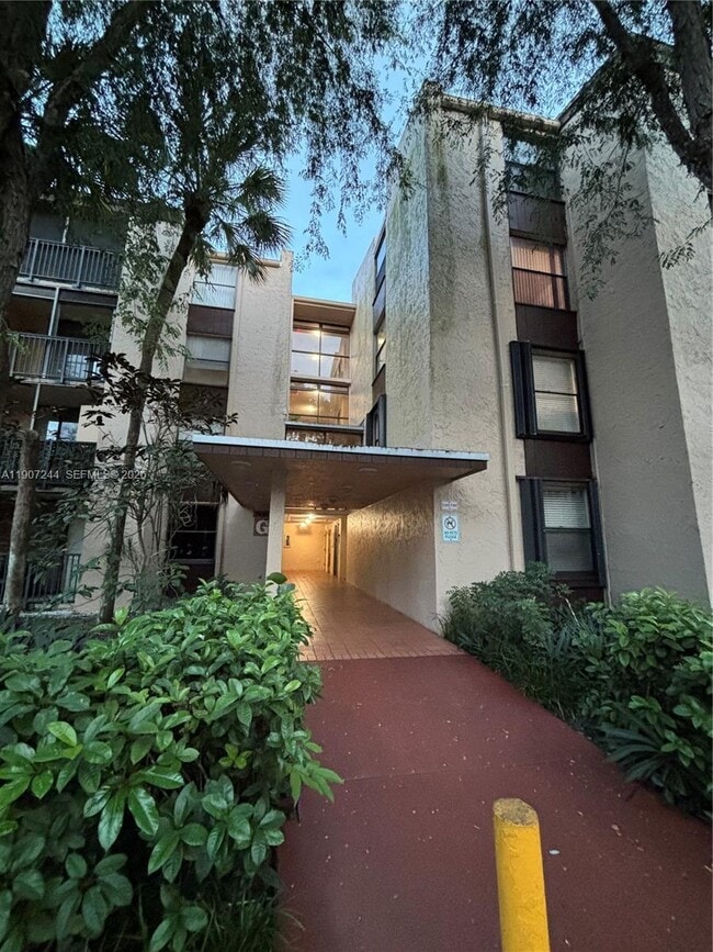 Building Photo - 14321 N Kendall Dr Unit 303F