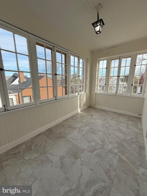 Photo - 702 Prince Edward St