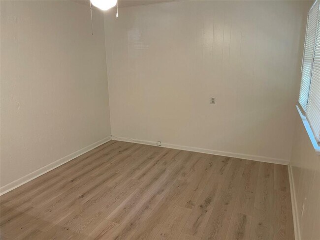 2711 Hemphill Park Unit 11G - (A204)
