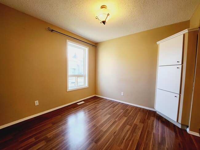 Photo - 636 Saddleback Rd NW