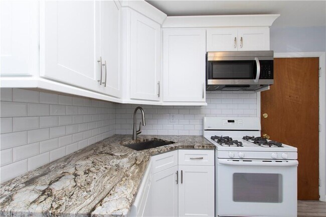 Photo - 3660 Peachtree Rd NE Unidad j5 Rental