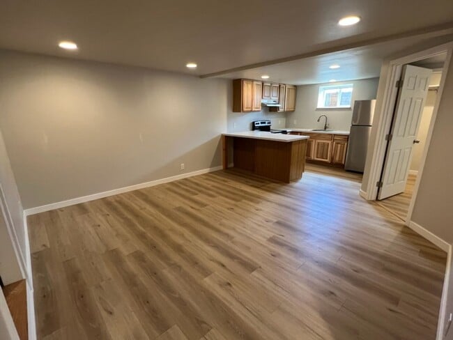 Building Photo - 909 N Western Ave Unit 909 N Western Ave #B