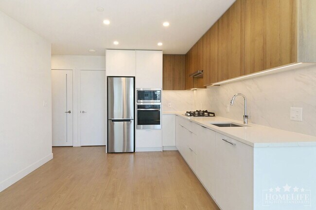 Presenting this stunning 2-bedroom, 1-bathroom home on the 21st floor of The Holland in the heart...