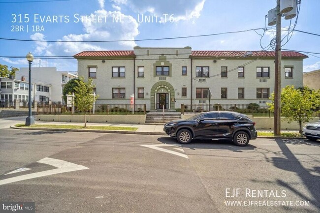 Building Photo - 315 Evarts St NE Unit T6