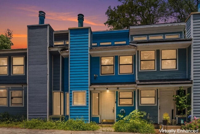 Building Photo - Spacious 2 bedroom townhouse with an additional loft located near TCC! Unit 3