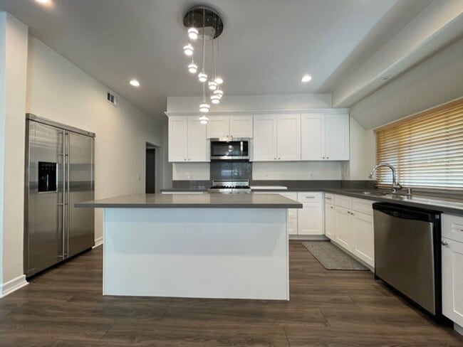 Photo - BEAUTIFUL 4 BEDROOM + 3 BATHROOM HOUSE IN SANTA CLARITA AVAILABLE NOW!