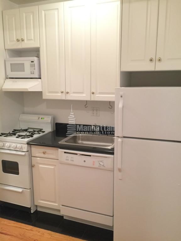 Photo - 440 E 78th St Apartments