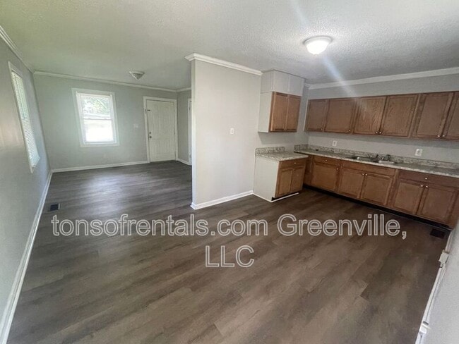 Photo - 695 Saxon Ave