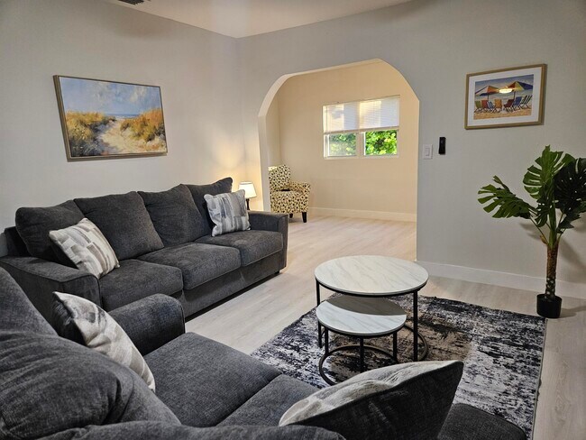 Photo - 719 Briggs St