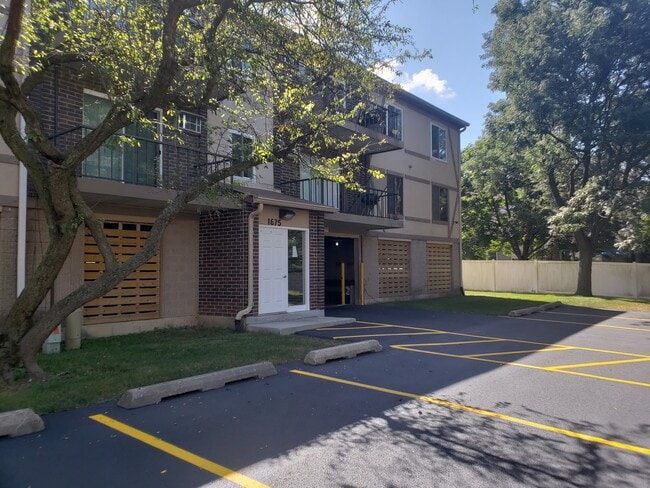 Building Photo - 1675 Kiowa Cir Unit 103