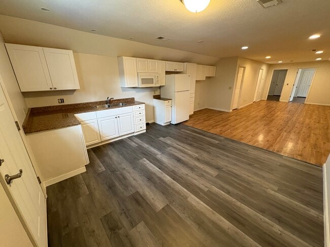 Building Photo - 115 S State St Unit 2nd Floor Rental
