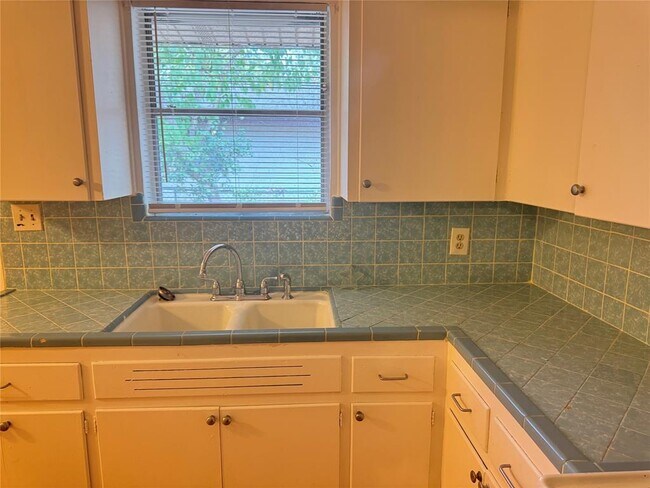 Photo - 4704 Red River St