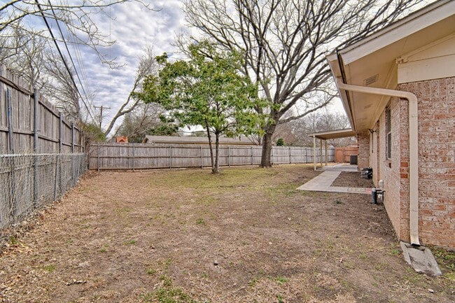 Building Photo - Huge Corner Lot in Trendy West Fort Worth Neighborhood