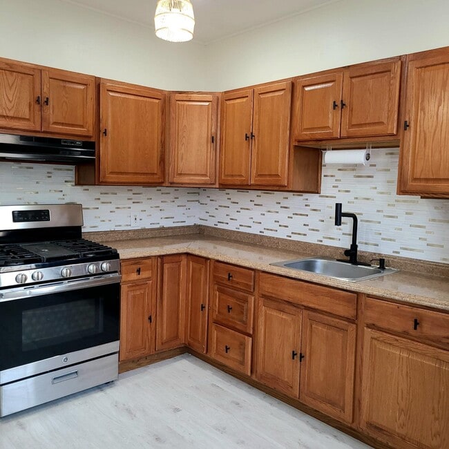 Building Photo - 151 W 33rd St Rental
