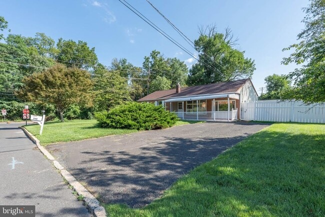 Building Photo - 360 Hollowbrook Dr