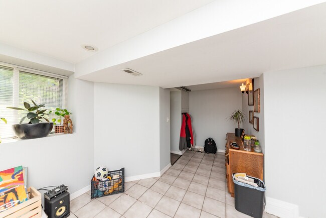 Building Photo - 2833 N Albany Ave Unit G Rental