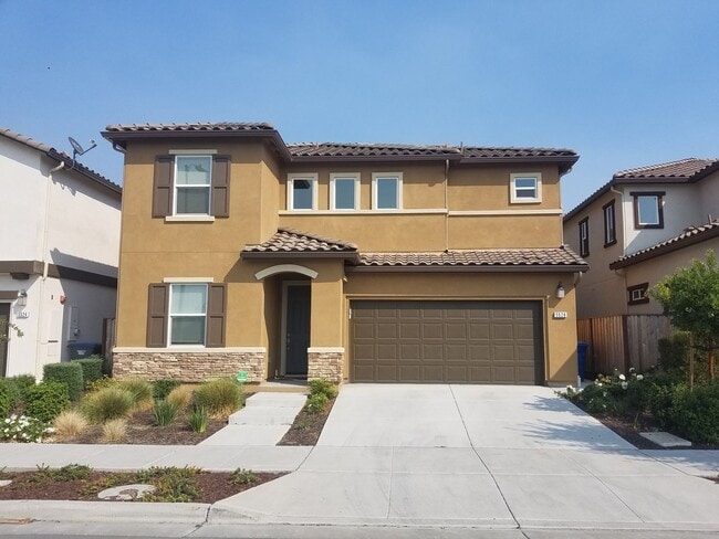 Building Photo - Beautiful, Large 4 BR/2.5 Bath Home,  Lots of light!  Great Neighborhood!