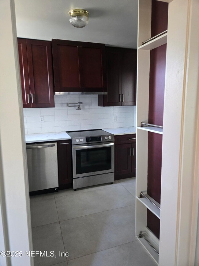 Photo - 537 W 17th St