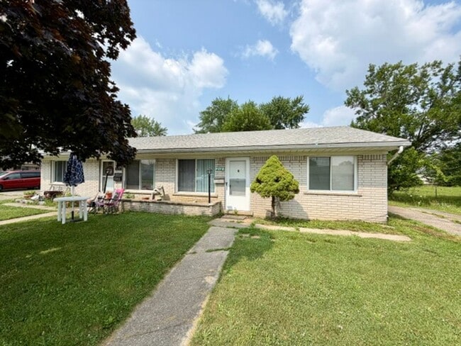 Building Photo - 2 Bedroom 1 Bath Townhouse For Lease Section 8 Ready Call KPM Detroit 313-429-3244