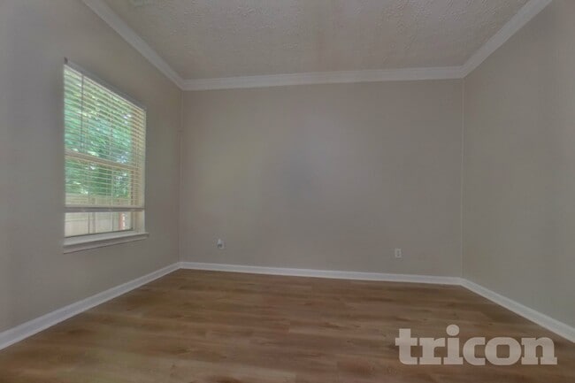 Photo - 411 Clearstream Ln