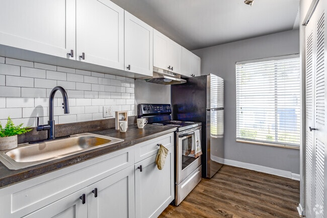 Studio, 1 BA - 500SF - Latitude 28 Apartments