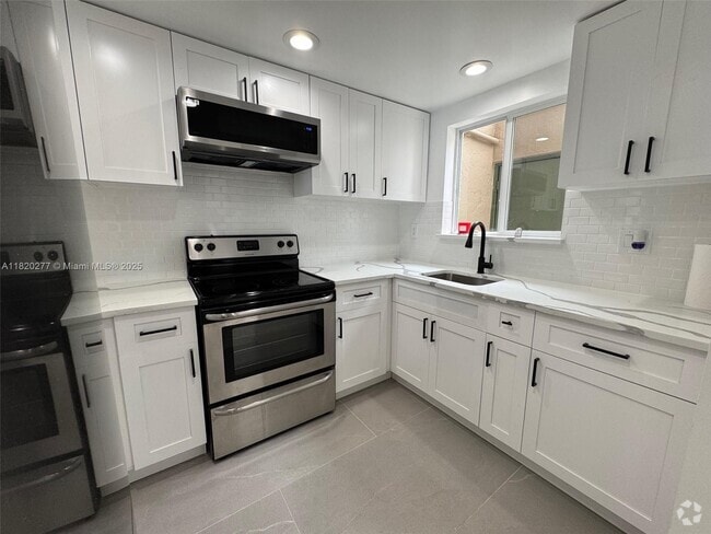 Building Photo - 946 W 37th Terrace Rental