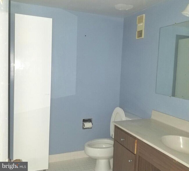 Photo - 3709 S George Mason Dr Unidad 710