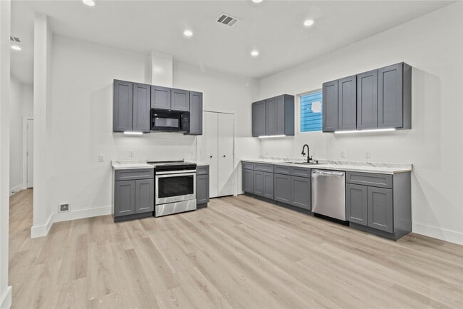 Photo - 8129 Hoffman St