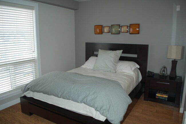 Un dormitorio. Orientado al oeste con vistas panorámicas de 180 grados al centro de la ciudad, la Space Needle y el Gas Works Park. - 320 Melrose Ave E Unidad 504