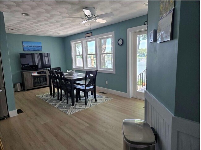 103 Arnolds Neck Dr