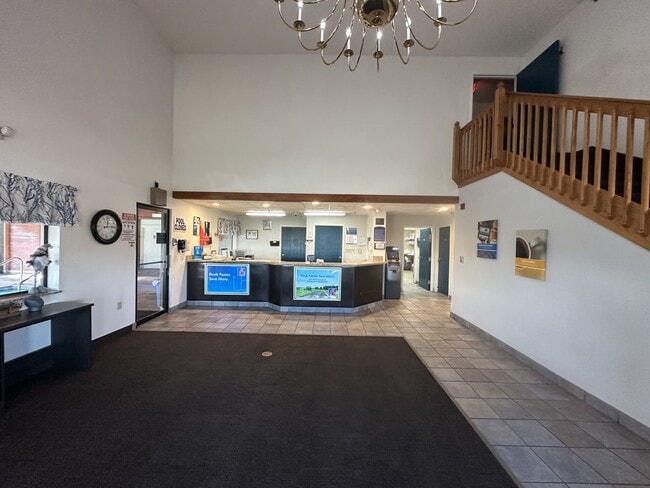 Building Photo - Motel 6- East Side Unit Double Queen Room