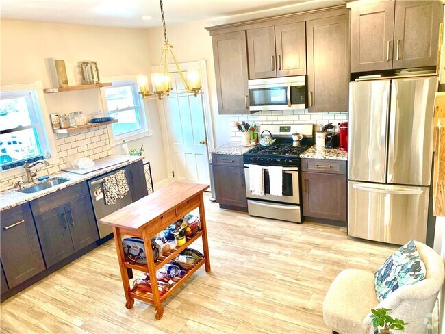 Building Photo - 6 Watkins Ave Unit 2F Rental