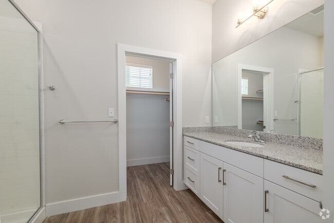2BR, 2BA - 1033SF - Primary Restroom