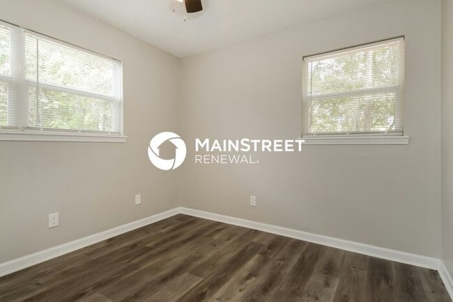 Photo - 4 Bedroom Pet-Friendly Home in JACKSONVILLE, FL with Main Street Renewal