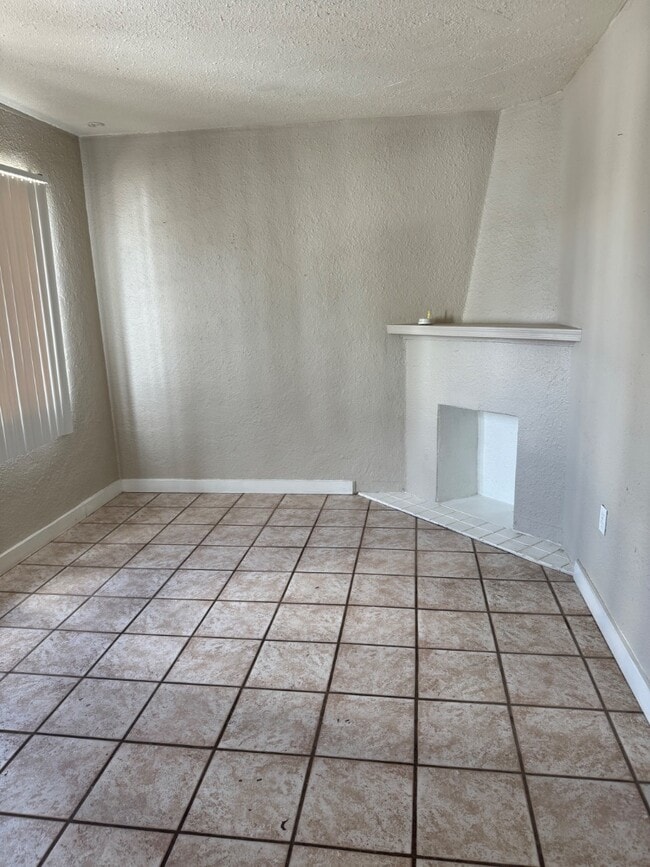 Building Photo - 302 W Flores St Rental