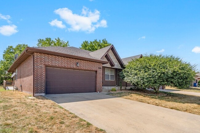 Building Photo - Ozark 2 Bedroom 2 Bathroom 2 Car Garage Rental