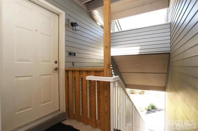 Photo - 818 Ravens Crest Dr