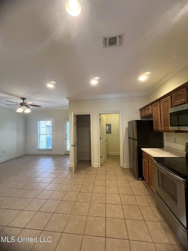 Photo - 928 Jefferson Dr
