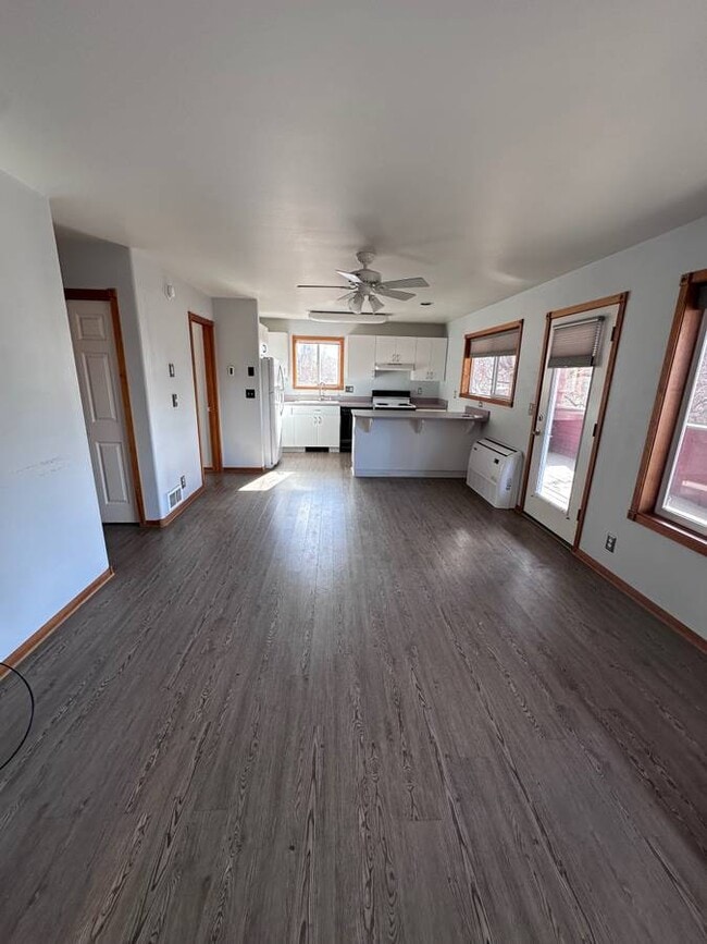 Building Photo - 248 NW Riverside Blvd Unit Lease Length Negotiable