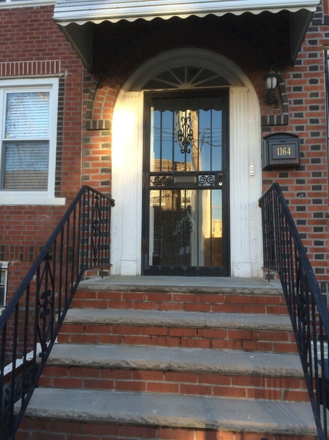 Building Photo - 1164 Ovington Ave Rental