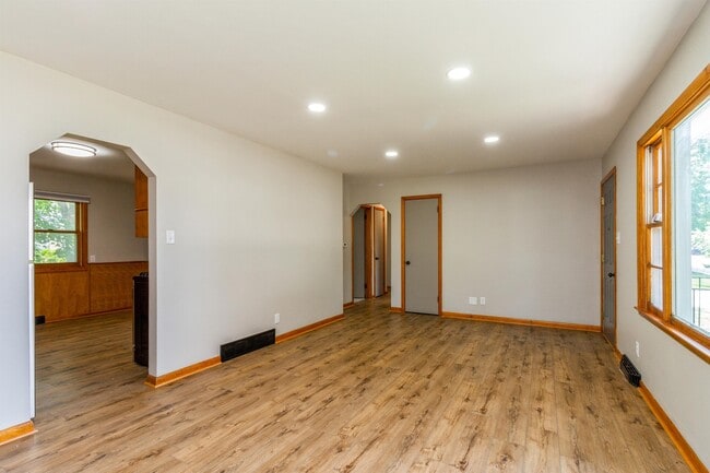 Photo - 705 2nd Ave SE