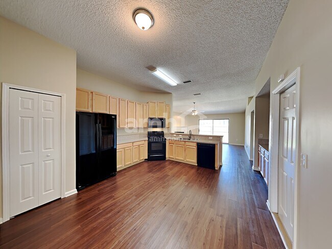 Photo - 7018 Shady Pine St W